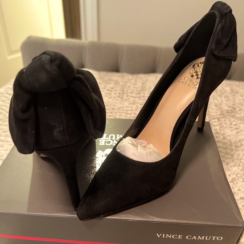 Suede Pumps with Bow